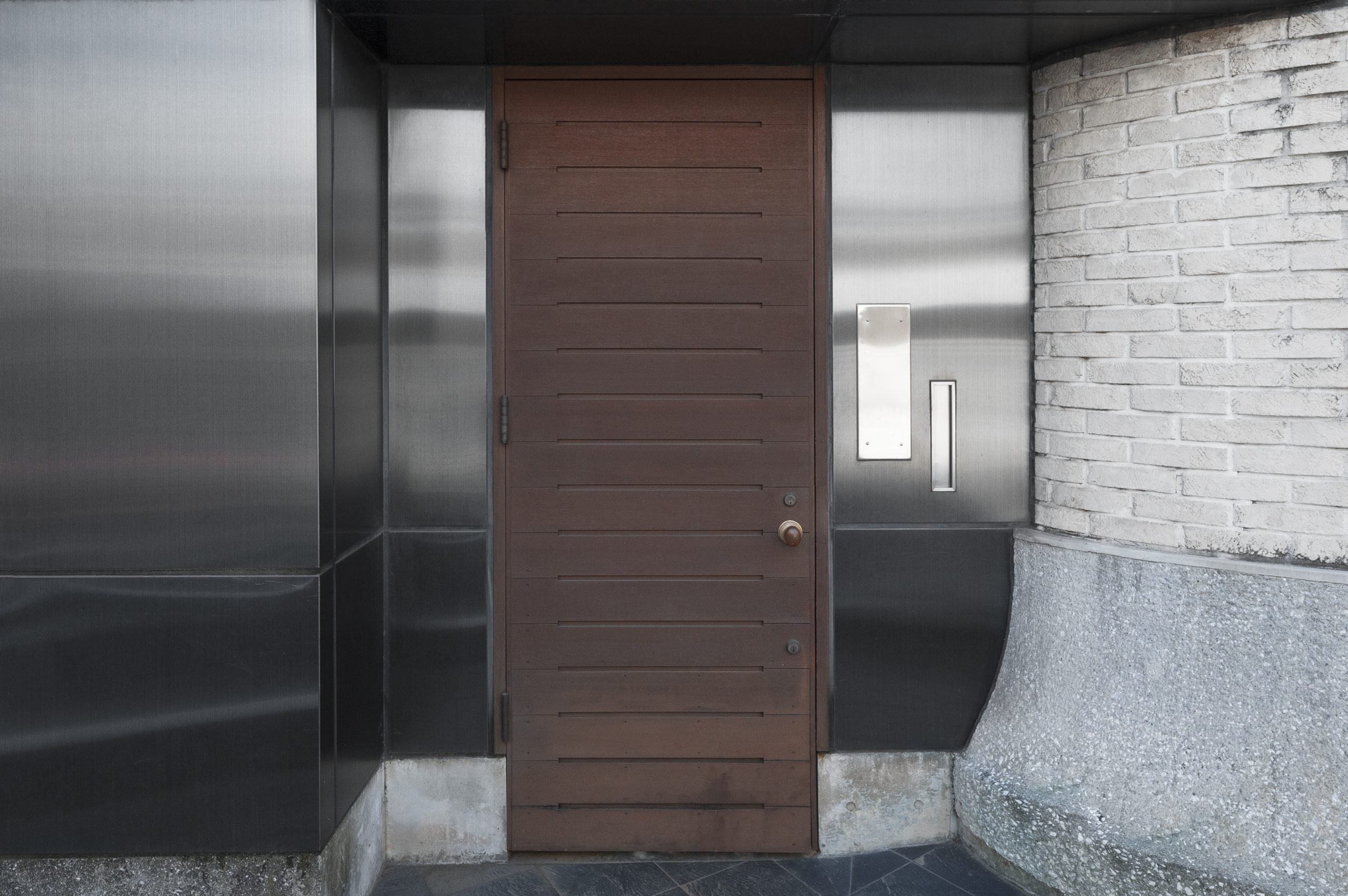 Entrada de vivienda con puerta de seguridad en Chamberí