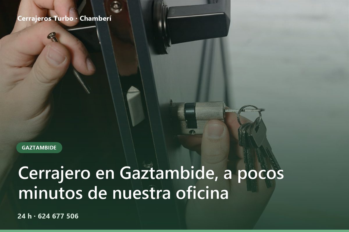 Cerrajero cambiando un bombín en un piso de Gaztambide